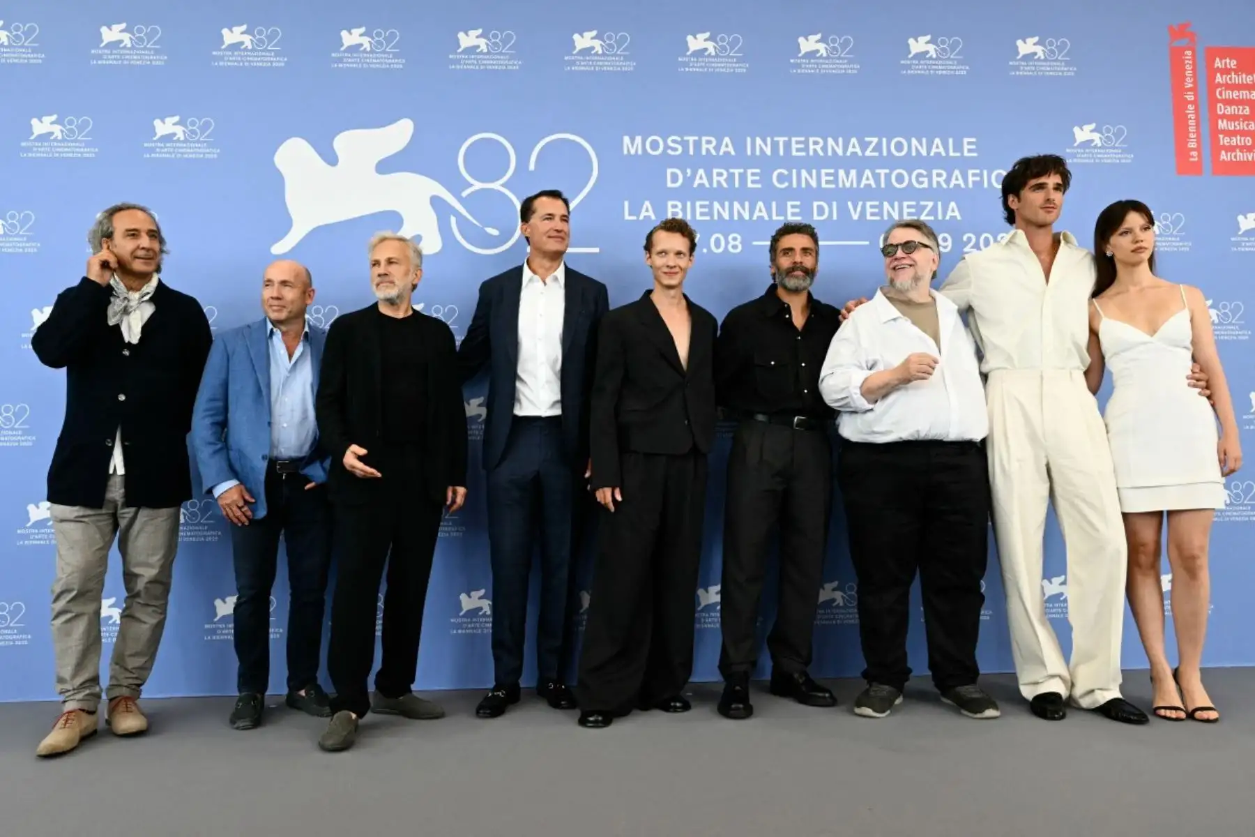 El recibimiento en Venecia refuerza la carrera de Guillermo del Toro como uno de los grandes cineastas contemporáneos. Tras ganar el León de Oro y el Oscar con La forma del agua, vuelve a la Mostra con una obra íntima y monumental, llamada a dejar huella en el cine. Foto: ANDINA/AFP