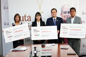 La ministra de Comercio Exterior y Turismo, Desilú León Chempén, presentó formalmente la transferencia simbólica de recursos a distintos niveles de gobierno para garantizar el desarrollo de esta iniciativa.