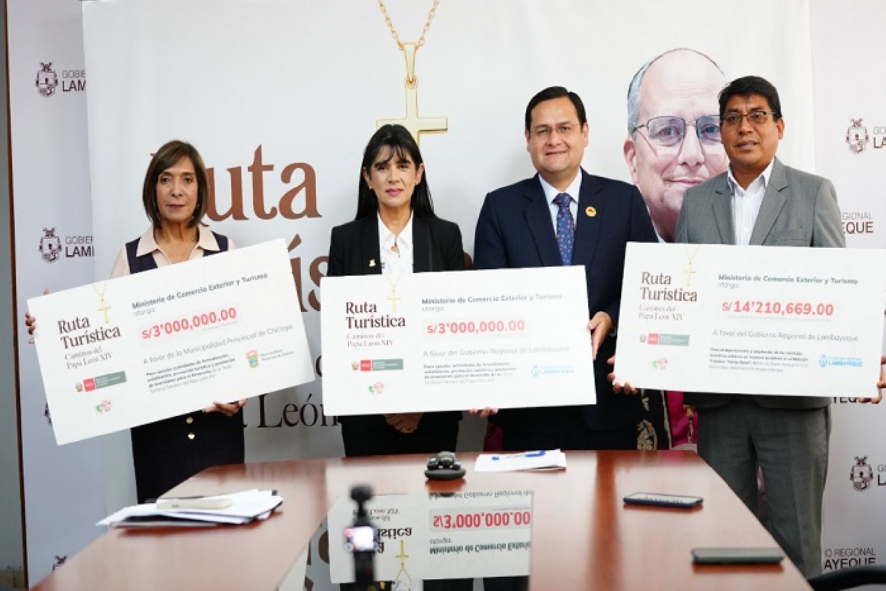 La ministra de Comercio Exterior y Turismo, Desilú León Chempén, presentó formalmente la transferencia simbólica de recursos a distintos niveles de gobierno para garantizar el desarrollo de esta iniciativa.