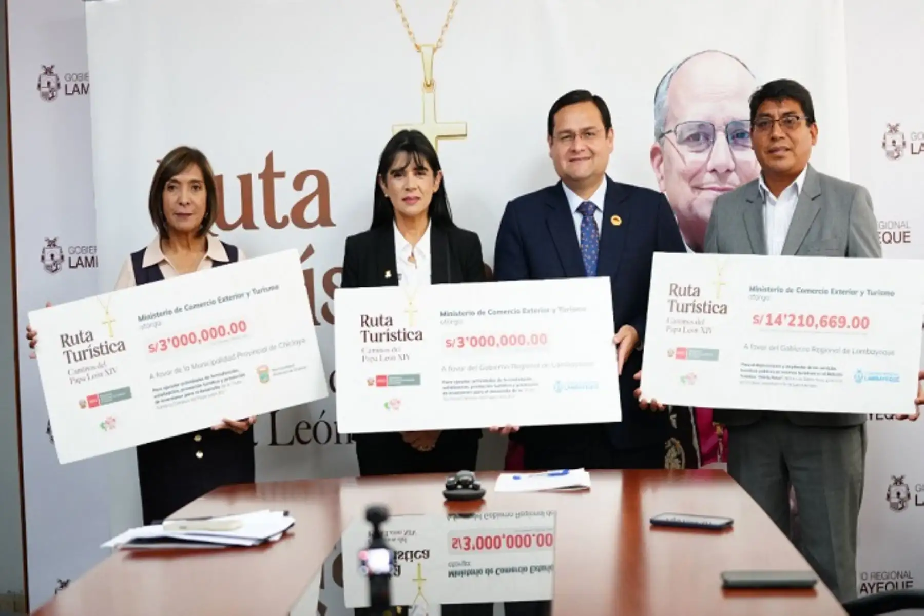 La ministra de Comercio Exterior y Turismo, Desilú León Chempén, presentó formalmente la transferencia simbólica de recursos a distintos niveles de gobierno para garantizar el desarrollo de esta iniciativa.