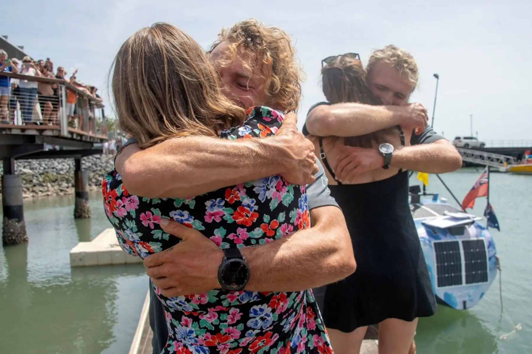 Una gaita escocesa recibió en el puerto australiano a los hermanos MacLean, quienes partieron desde Perú en un bote de fibra de carbono. Durante casi cinco meses resistieron la dureza del mar abierto, demostrando que la resistencia y el espíritu de equipo vencen cualquier obstáculo. Foto: AFP