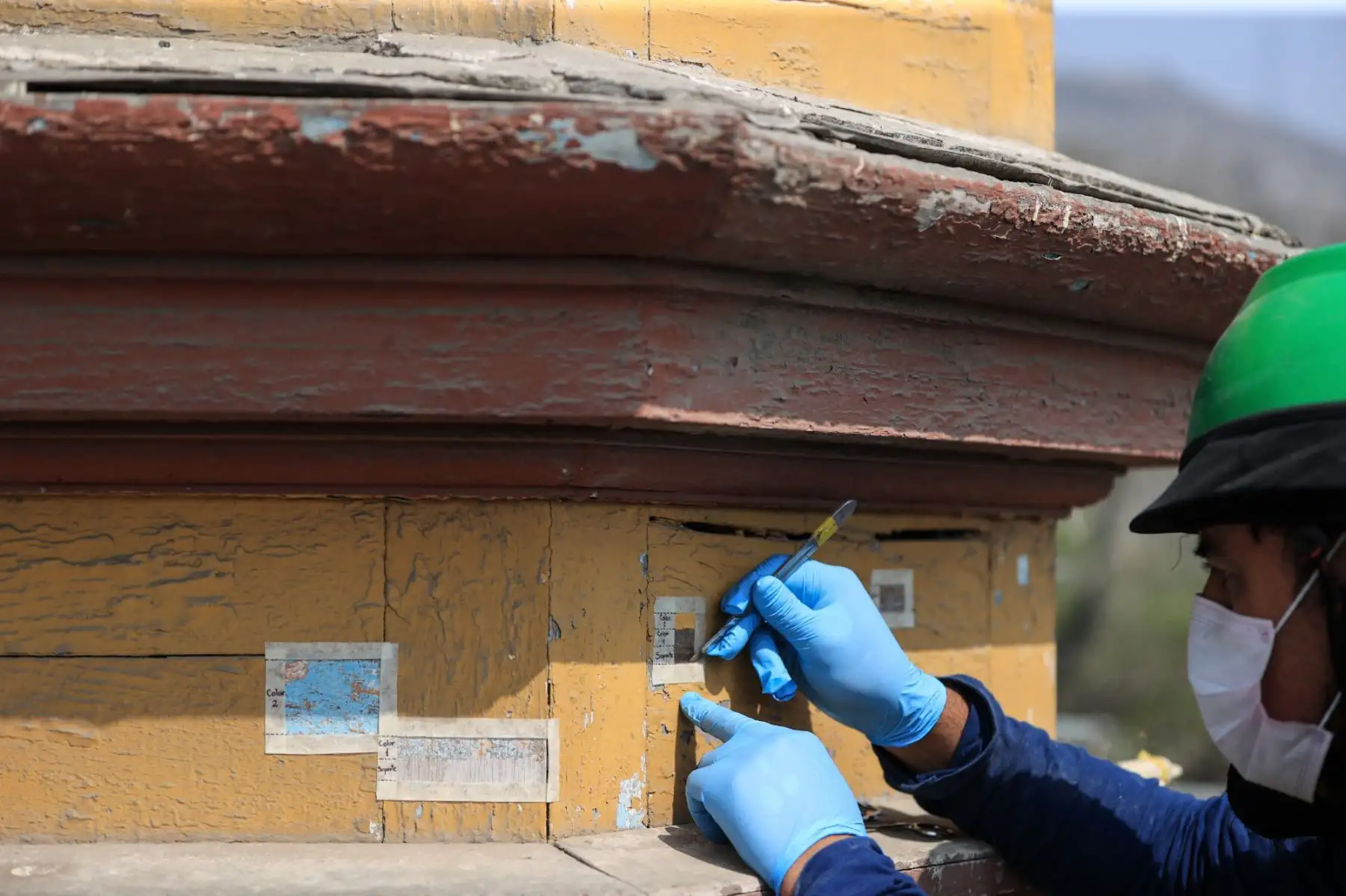 El proceso de restauración de la Iglesia Santo Cristo de las Maravillas, en Barrios Altos, fue liderado por el Programa Municipal para la Recuperación del Centro Histórico de Lima (Prolima). Los trabajos incluyeron limpieza, consolidación estructural y conservación de la fachada, devolviendo el valor histórico y arquitectónico a este templo emblemático. La obra concluyó con una ceremonia presidida por el alcalde de Lima, Rafael López Aliaga. Foto: ANDINA/Composición digital con fotos de Jhonel Rodríguez Robles y Lino Chipana