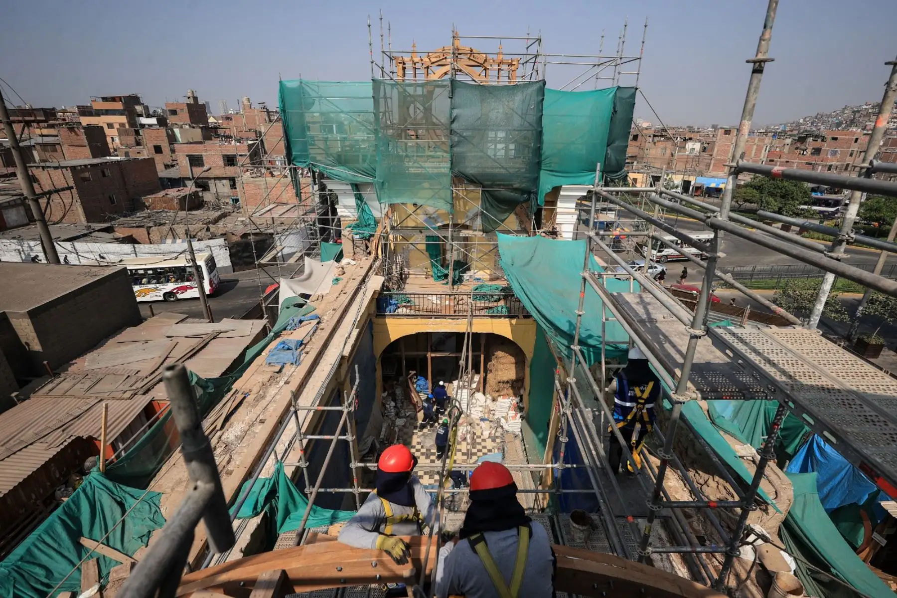 El proceso de restauración de la Iglesia Santo Cristo de las Maravillas, en Barrios Altos, fue liderado por el Programa Municipal para la Recuperación del Centro Histórico de Lima (Prolima). Los trabajos incluyeron limpieza, consolidación estructural y conservación de la fachada, devolviendo el valor histórico y arquitectónico a este templo emblemático. La obra concluyó con una ceremonia presidida por el alcalde de Lima, Rafael López Aliaga. Foto: ANDINA/Composición digital con fotos de Jhonel Rodríguez Robles y Lino Chipana
