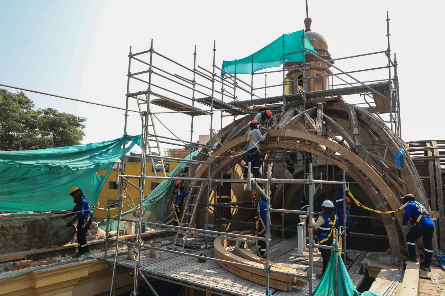 El proceso de restauración de la Iglesia Santo Cristo de las Maravillas, en Barrios Altos, fue liderado por el Programa Municipal para la Recuperación del Centro Histórico de Lima (Prolima). Los trabajos incluyeron limpieza, consolidación estructural y conservación de la fachada, devolviendo el valor histórico y arquitectónico a este templo emblemático. La obra concluyó con una ceremonia presidida por el alcalde de Lima, Rafael López Aliaga. Foto: ANDINA/Composición digital con fotos de Jhonel Rodríguez Robles y Lino Chipana