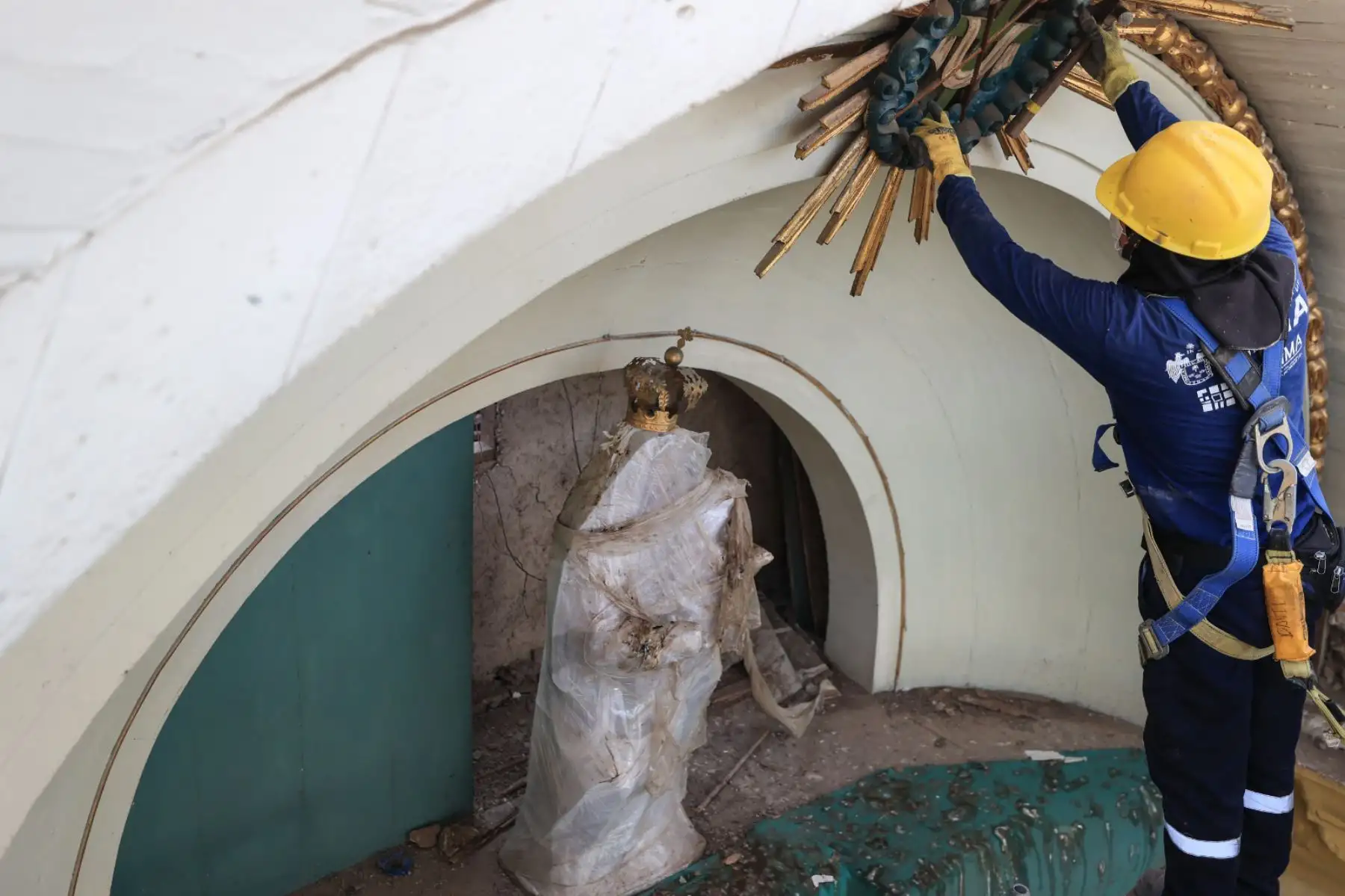 El proceso de restauración de la Iglesia Santo Cristo de las Maravillas, en Barrios Altos, fue liderado por el Programa Municipal para la Recuperación del Centro Histórico de Lima (Prolima). Los trabajos incluyeron limpieza, consolidación estructural y conservación de la fachada, devolviendo el valor histórico y arquitectónico a este templo emblemático. La obra concluyó con una ceremonia presidida por el alcalde de Lima, Rafael López Aliaga. Foto: ANDINA/Composición digital con fotos de Jhonel Rodríguez Robles y Lino Chipana
