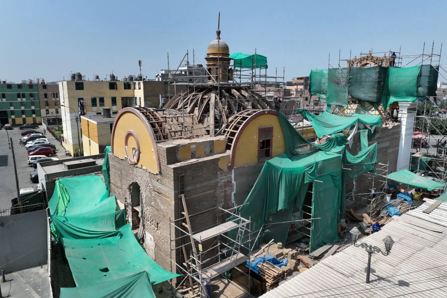 El proceso de restauración de la Iglesia Santo Cristo de las Maravillas, en Barrios Altos, fue liderado por el Programa Municipal para la Recuperación del Centro Histórico de Lima (Prolima). Los trabajos incluyeron limpieza, consolidación estructural y conservación de la fachada, devolviendo el valor histórico y arquitectónico a este templo emblemático. La obra concluyó con una ceremonia presidida por el alcalde de Lima, Rafael López Aliaga. Foto: ANDINA/Composición digital con fotos de Jhonel Rodríguez Robles y Lino Chipana
