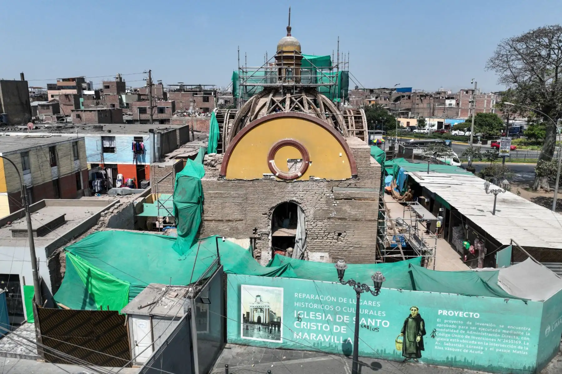 El proceso de restauración de la Iglesia Santo Cristo de las Maravillas, en Barrios Altos, fue liderado por el Programa Municipal para la Recuperación del Centro Histórico de Lima (Prolima). Los trabajos incluyeron limpieza, consolidación estructural y conservación de la fachada, devolviendo el valor histórico y arquitectónico a este templo emblemático. La obra concluyó con una ceremonia presidida por el alcalde de Lima, Rafael López Aliaga. Foto: ANDINA/Composición digital con fotos de Jhonel Rodríguez Robles y Lino Chipana