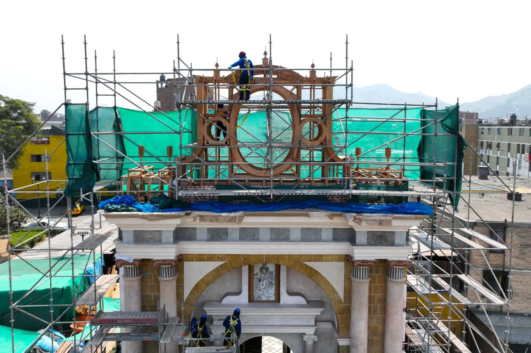 El proceso de restauración de la Iglesia Santo Cristo de las Maravillas, en Barrios Altos, fue liderado por el Programa Municipal para la Recuperación del Centro Histórico de Lima (Prolima). Los trabajos incluyeron limpieza, consolidación estructural y conservación de la fachada, devolviendo el valor histórico y arquitectónico a este templo emblemático. La obra concluyó con una ceremonia presidida por el alcalde de Lima, Rafael López Aliaga. Foto: ANDINA/Composición digital con fotos de Jhonel Rodríguez Robles y Lino Chipana