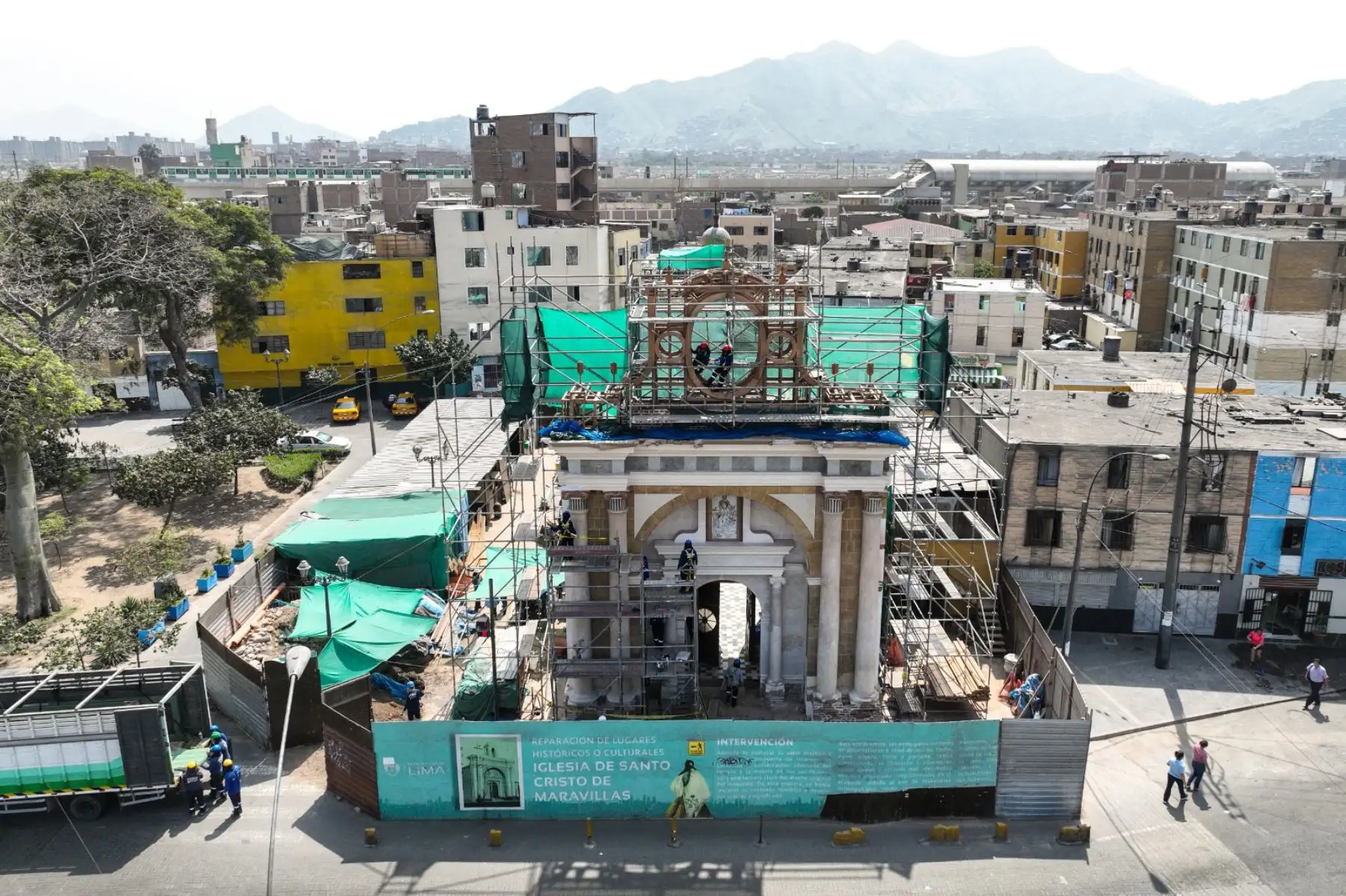 El proceso de restauración de la Iglesia Santo Cristo de las Maravillas, en Barrios Altos, fue liderado por el Programa Municipal para la Recuperación del Centro Histórico de Lima (Prolima). Los trabajos incluyeron limpieza, consolidación estructural y conservación de la fachada, devolviendo el valor histórico y arquitectónico a este templo emblemático. La obra concluyó con una ceremonia presidida por el alcalde de Lima, Rafael López Aliaga. Foto: ANDINA/Composición digital con fotos de Jhonel Rodríguez Robles y Lino Chipana