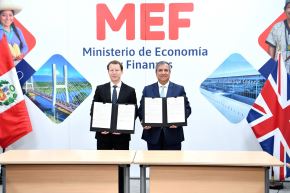 El embajador del Reino Unido, Gavin Cook y el ministro de Economía y Finanzas, Raúl Pérez Reyes, muestran el Memorándum de Entendimiento para renovar la cooperación en infraestructura. ANDINA/Difusión