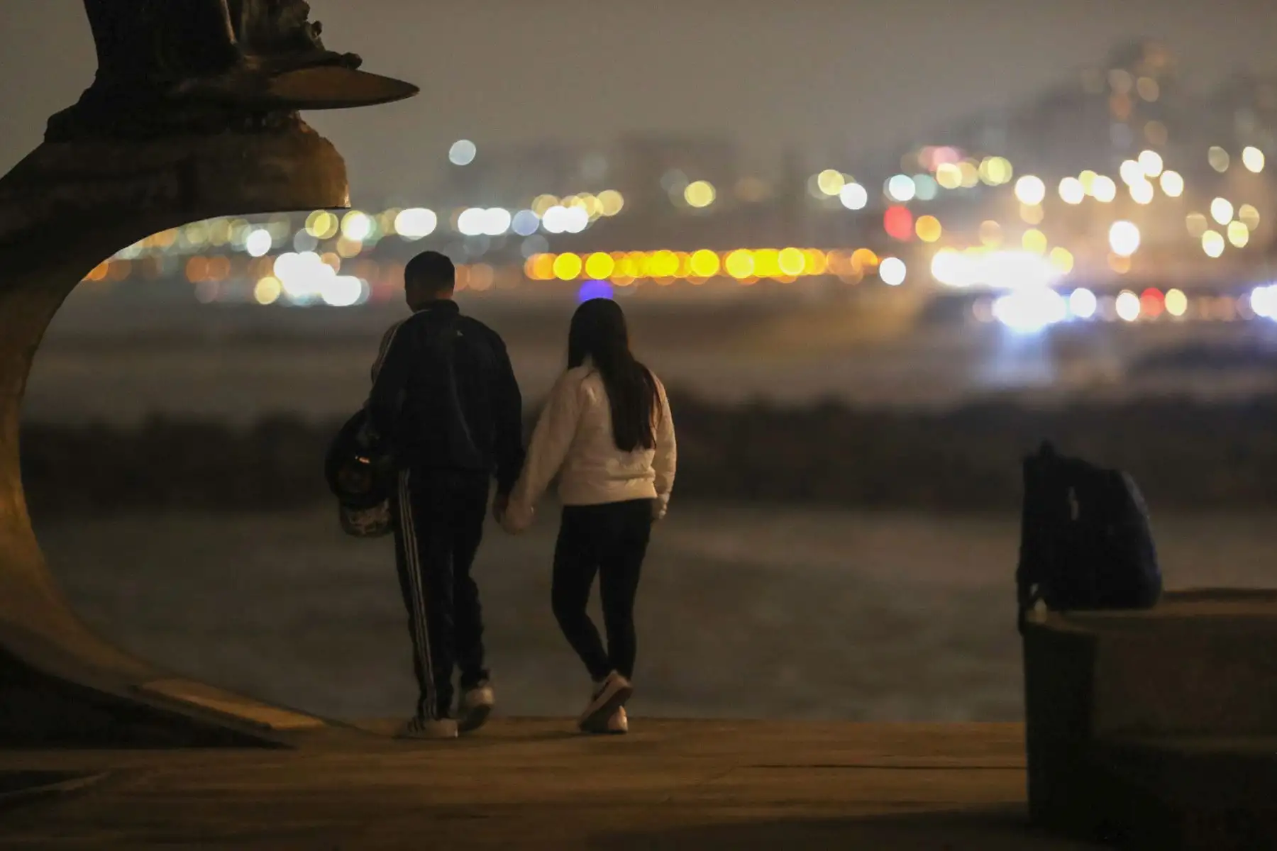 Lima atraviesa noches intensamente frías, con una sensación térmica aún menor por la garúa y la alta humedad. Una densa neblina cubre la capital, generando un ambiente húmedo y gélido que obliga a los limeños a protegerse con abrigos más gruesos. Foto: ANDINA/Lino Chipana Obregón