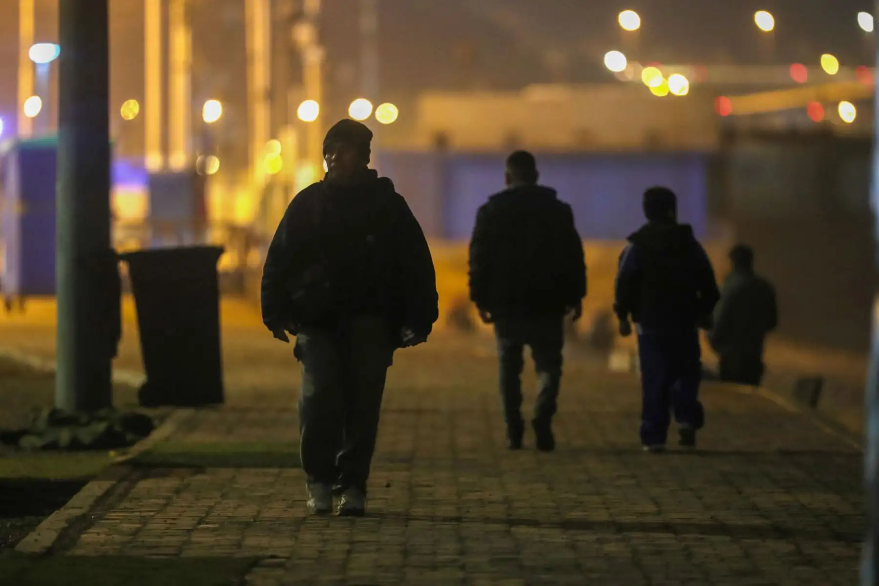 Lima atraviesa noches intensamente frías, con una sensación térmica aún menor por la garúa y la alta humedad. Una densa neblina cubre la capital, generando un ambiente húmedo y gélido que obliga a los limeños a protegerse con abrigos más gruesos. Foto: ANDINA/Lino Chipana Obregón