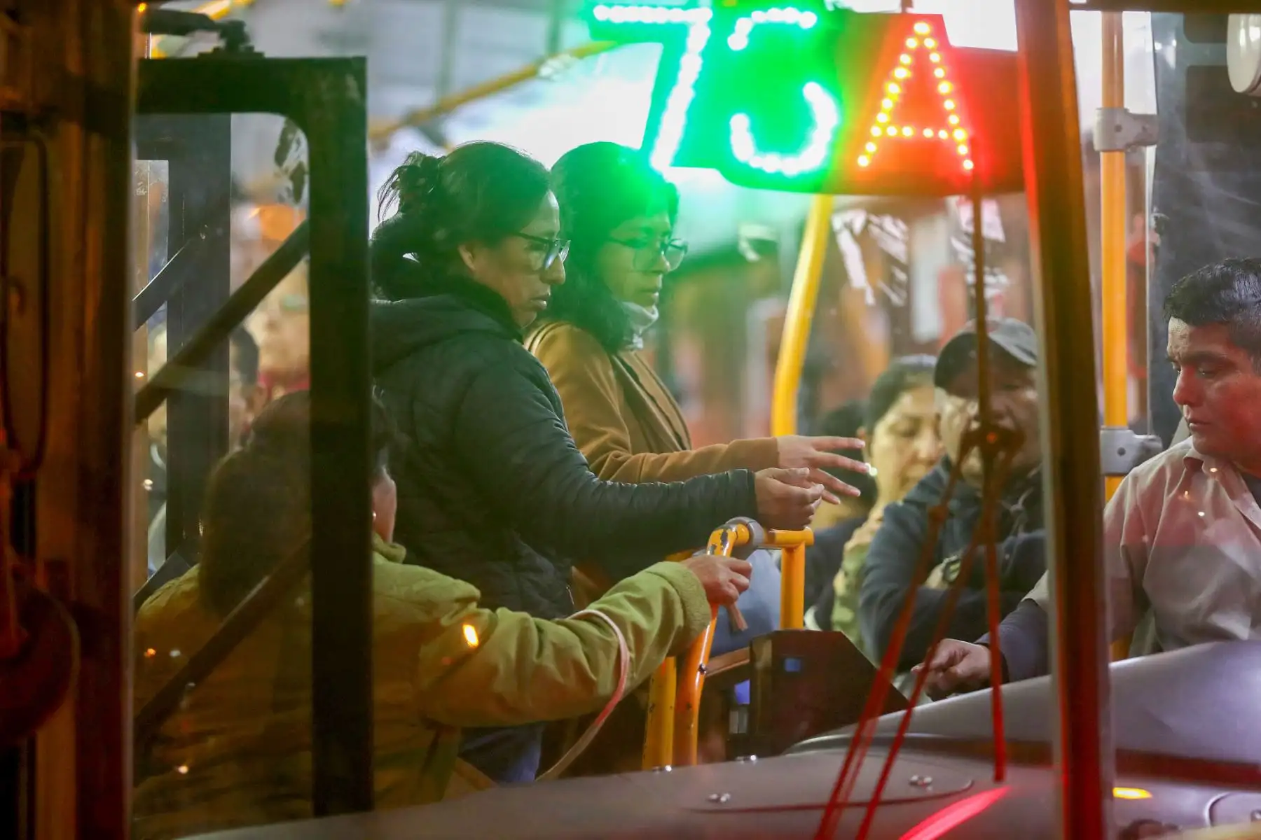 Lima atraviesa noches intensamente frías, con una sensación térmica aún menor por la garúa y la alta humedad. Una densa neblina cubre la capital, generando un ambiente húmedo y gélido que obliga a los limeños a protegerse con abrigos más gruesos. Foto: ANDINA/Lino Chipana Obregón