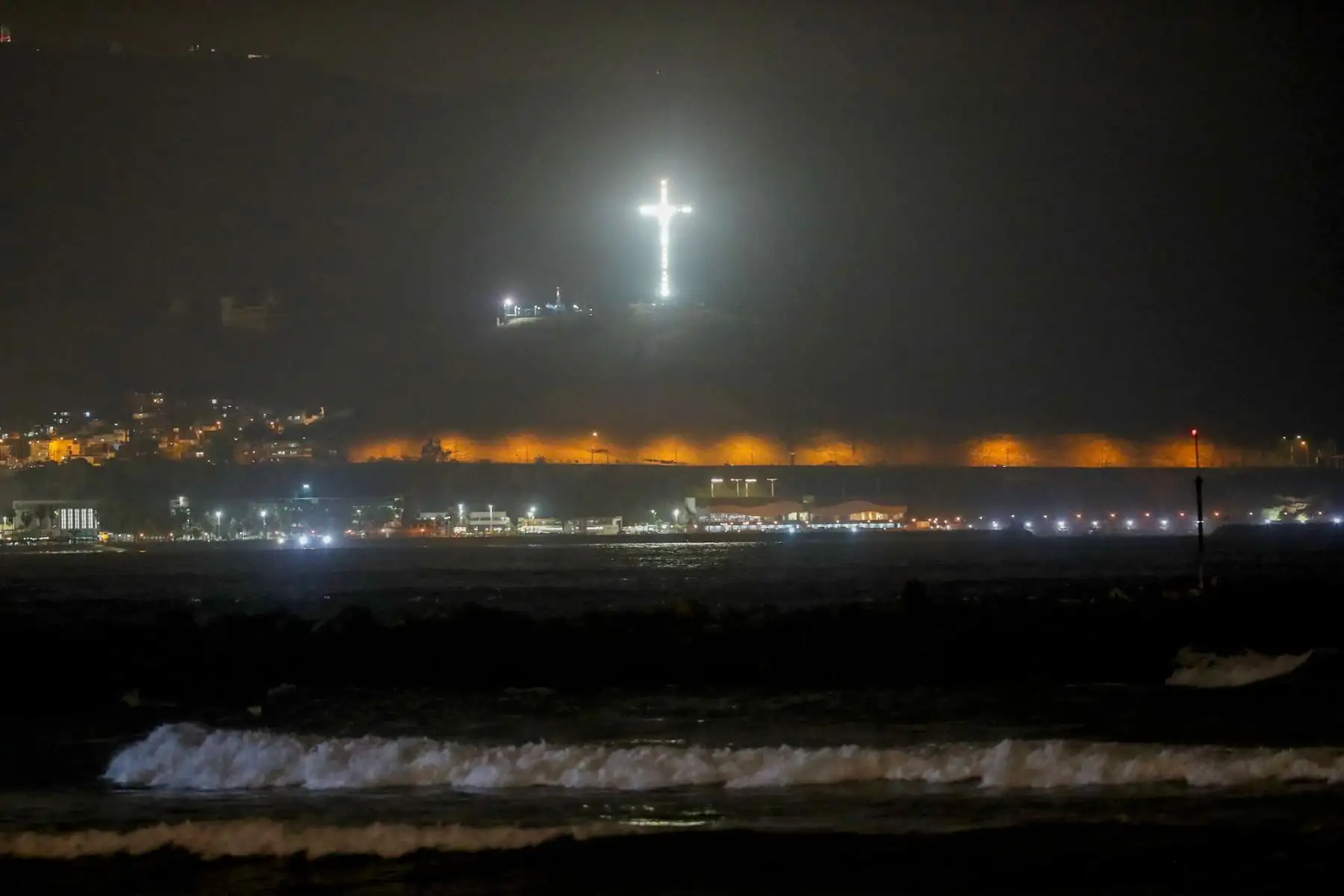 Lima atraviesa noches intensamente frías, con una sensación térmica aún menor por la garúa y la alta humedad. Una densa neblina cubre la capital, generando un ambiente húmedo y gélido que obliga a los limeños a protegerse con abrigos más gruesos. Foto: ANDINA/Lino Chipana Obregón