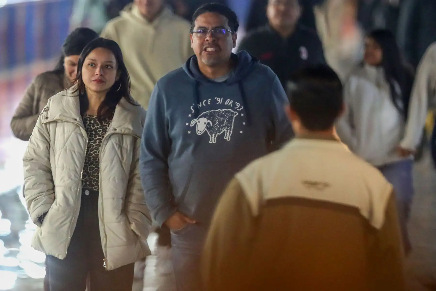 Lima atraviesa noches intensamente frías, con una sensación térmica aún menor por la garúa y la alta humedad. Una densa neblina cubre la capital, generando un ambiente húmedo y gélido que obliga a los limeños a protegerse con abrigos más gruesos. Foto: ANDINA/Lino Chipana Obregón
