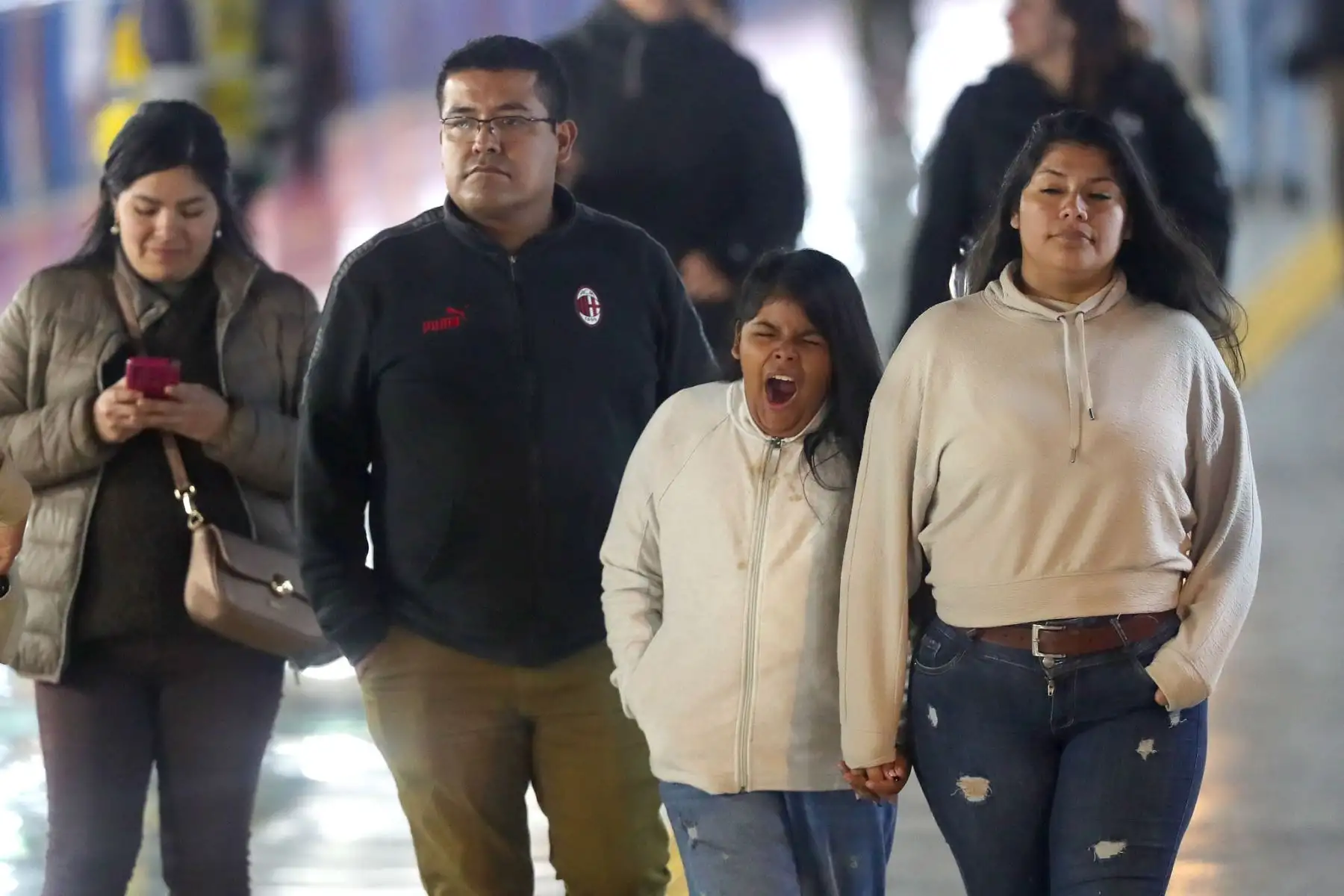 Lima atraviesa noches intensamente frías, con una sensación térmica aún menor por la garúa y la alta humedad. Una densa neblina cubre la capital, generando un ambiente húmedo y gélido que obliga a los limeños a protegerse con abrigos más gruesos. Foto: ANDINA/Lino Chipana Obregón