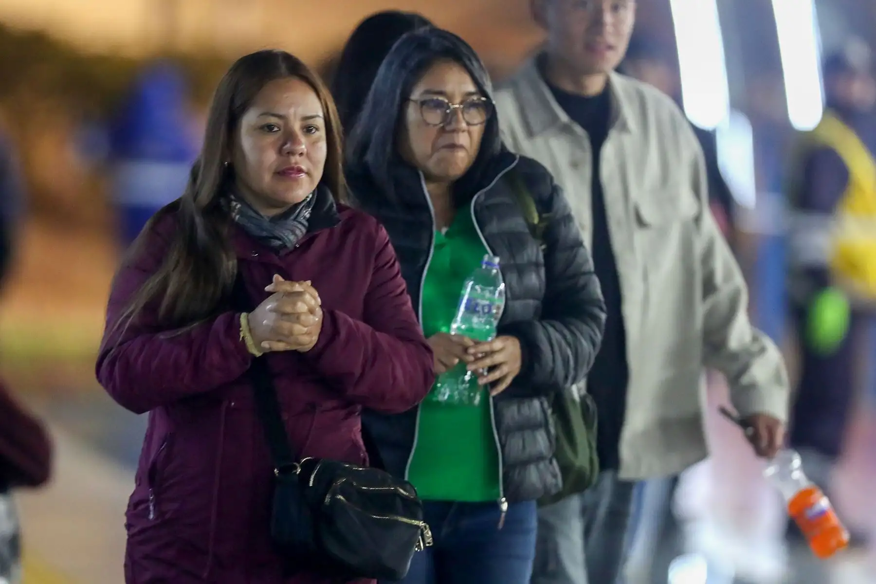 Lima atraviesa noches intensamente frías, con una sensación térmica aún menor por la garúa y la alta humedad. Una densa neblina cubre la capital, generando un ambiente húmedo y gélido que obliga a los limeños a protegerse con abrigos más gruesos. Foto: ANDINA/Lino Chipana Obregón