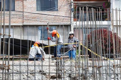 Invadir la vía pública al construir es ilegal y puede terminar en demolición. Foto: ANDINA/archivo.