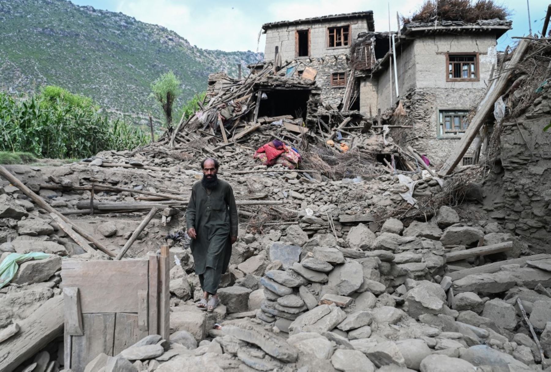 Más de 1.400 personas murieron y 3.100 resultaron heridas en el terremoto de magnitud 6 que el fin de semana azotó el este de Afganistán, según un balance actualizado el martes por el gobierno talibán. Foto: AFP