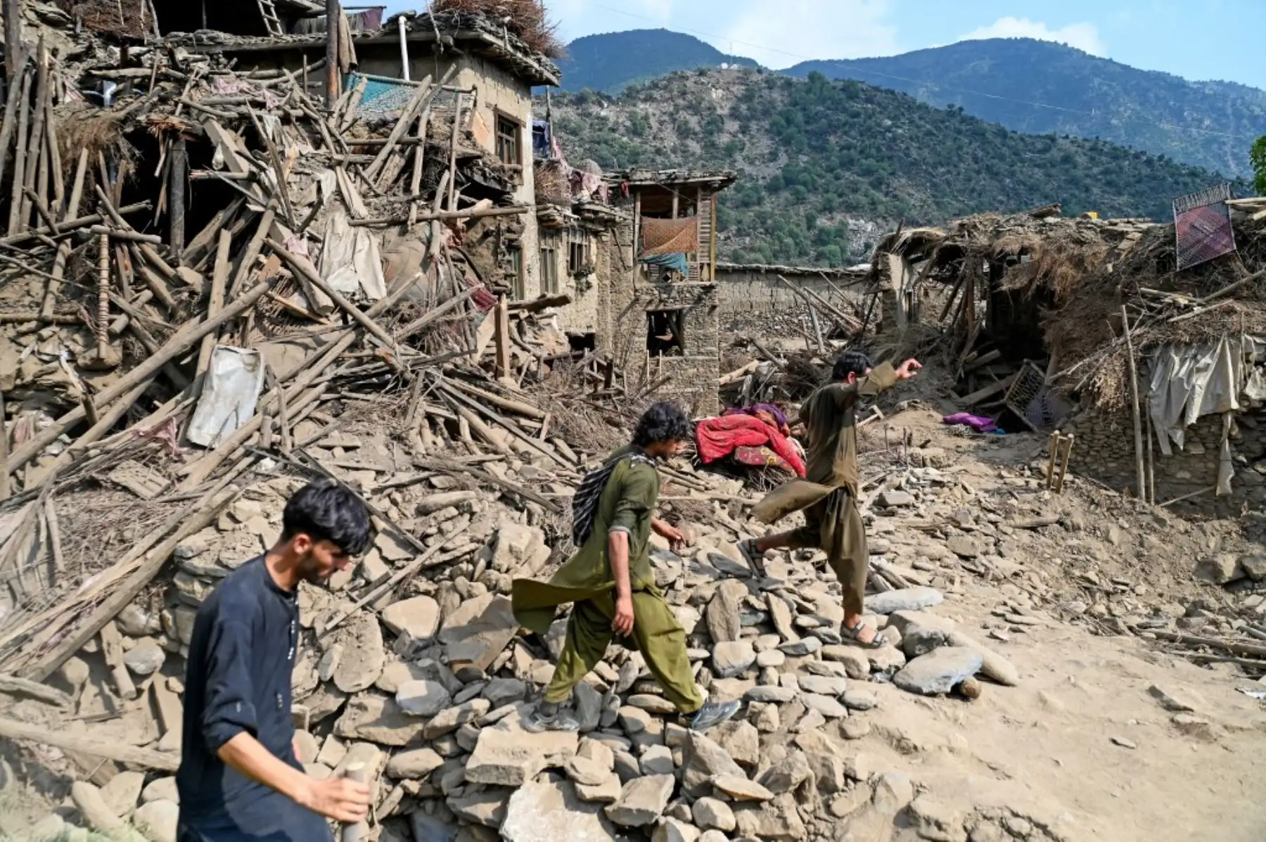 Más de 1.400 personas murieron y 3.100 resultaron heridas en el terremoto de magnitud 6 que el fin de semana azotó el este de Afganistán, según un balance actualizado el martes por el gobierno talibán. Foto: AFP