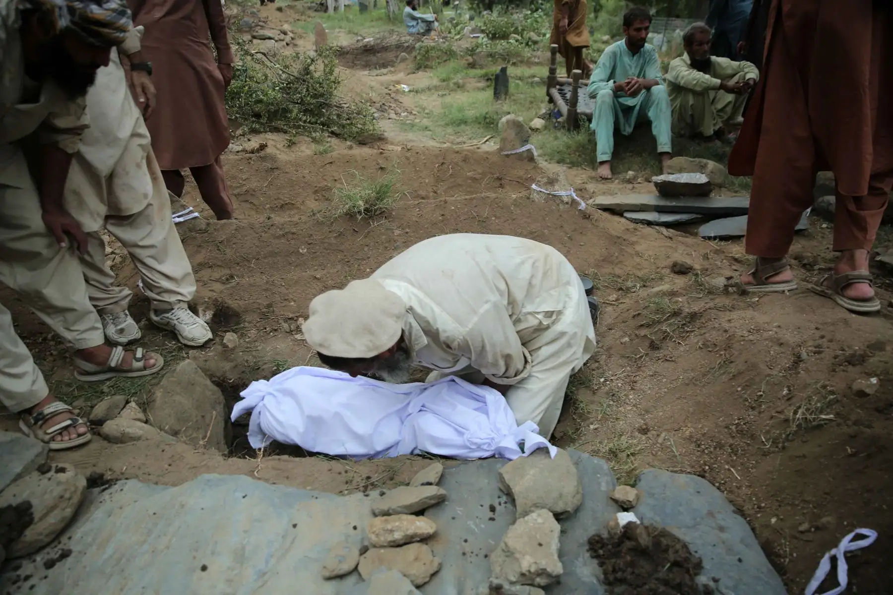 Personas entierran a víctimas del terremoto en Kunar, Afganistán, el 1 de septiembre de 2025. Al menos 800 personas murieron y unas 2.000 resultaron heridas después de que un terremoto superficial de magnitud 6,0 ​. Foto: ANDINA/ EFE