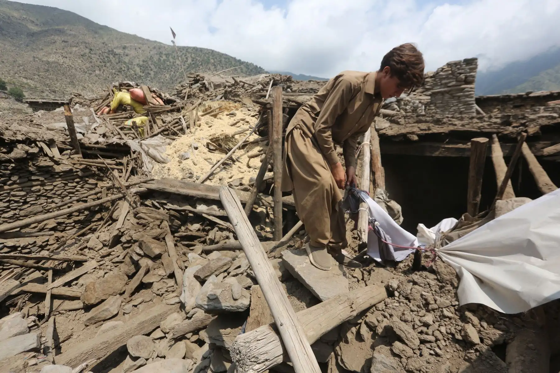 Personas rescatan sus pertenencias de los escombros tras un terremoto en el distrito de Dara-e-Noor, provincia de Nangarhar, Afganistán, el 2 de septiembre de 2025. Al menos 800 personas murieron y unas 2.000 resultaron heridas tras un terremoto de magnitud 6,0. Foto: ANDINA/ EFE