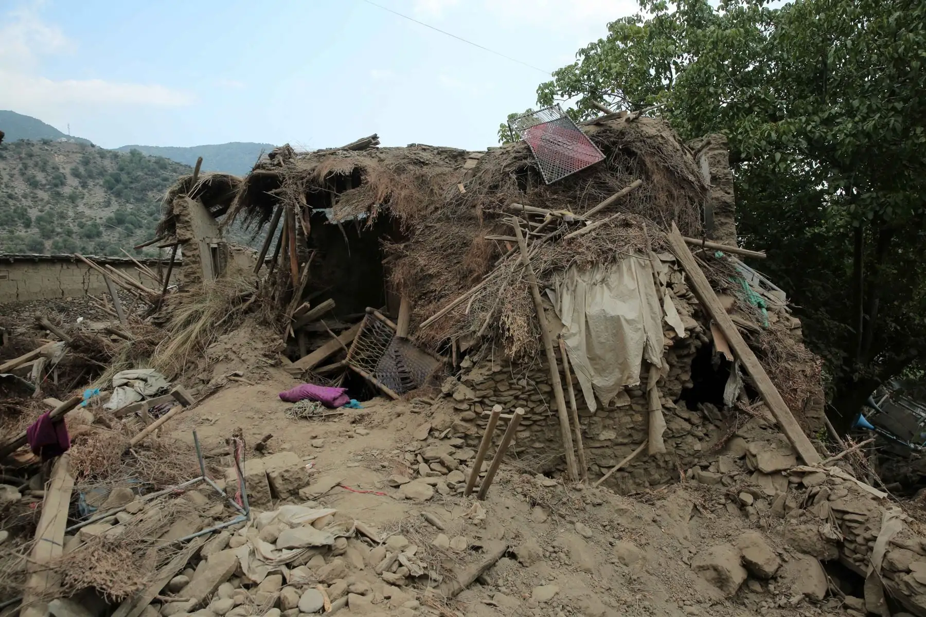 Vista de casas dañadas tras un terremoto en Kunar, Afganistán, el 1 de septiembre de 2025. Al menos 800 personas murieron y unas 2.000 resultaron heridas después de que un terremoto superficial de magnitud 6,0. ​​Foto: ANDINA/EFE