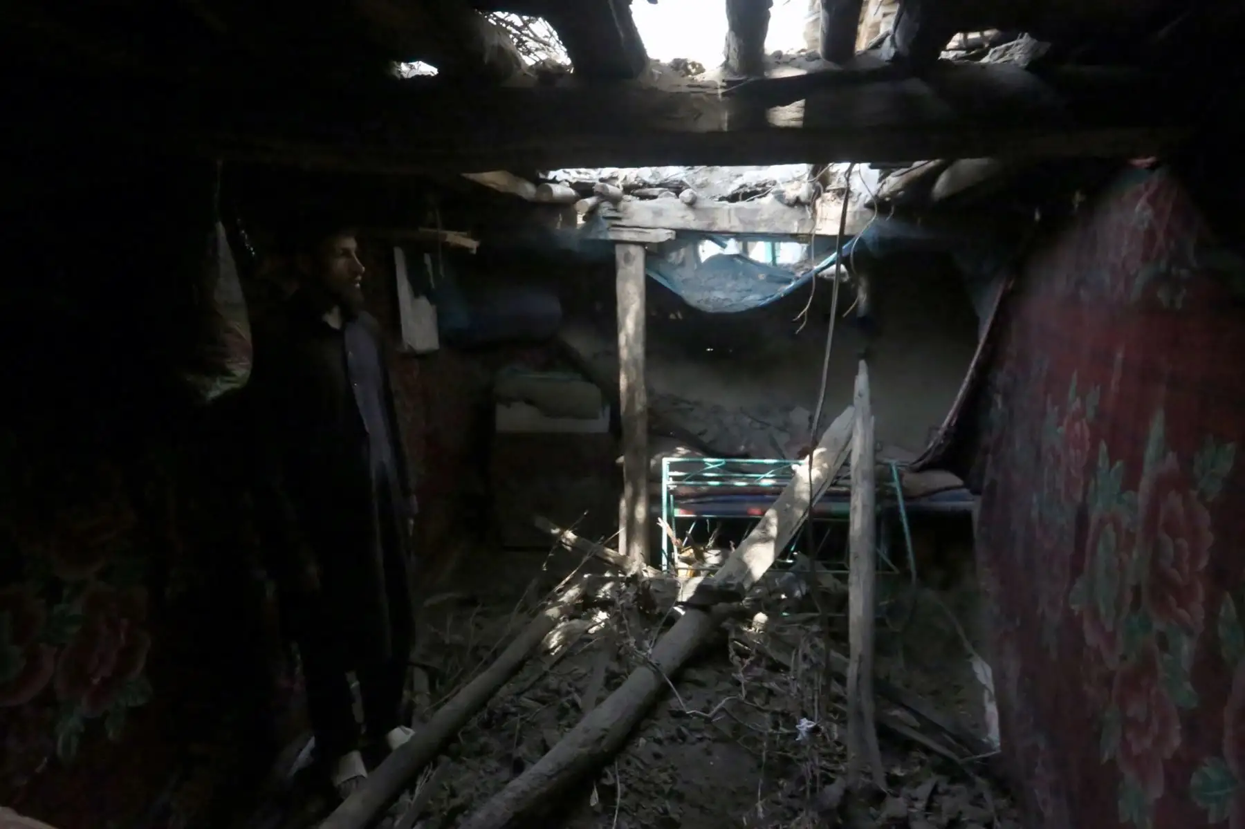 Un hombre inspecciona una casa dañada tras un terremoto en el distrito de Dara-e-Noor, provincia de Nangarhar, Afganistán, el 2 de septiembre de 2025. Al menos 800 personas murieron y unas 2.000 resultaron heridas tras un terremoto de magnitud 6,0. Foto: ANDINA/ EFE/