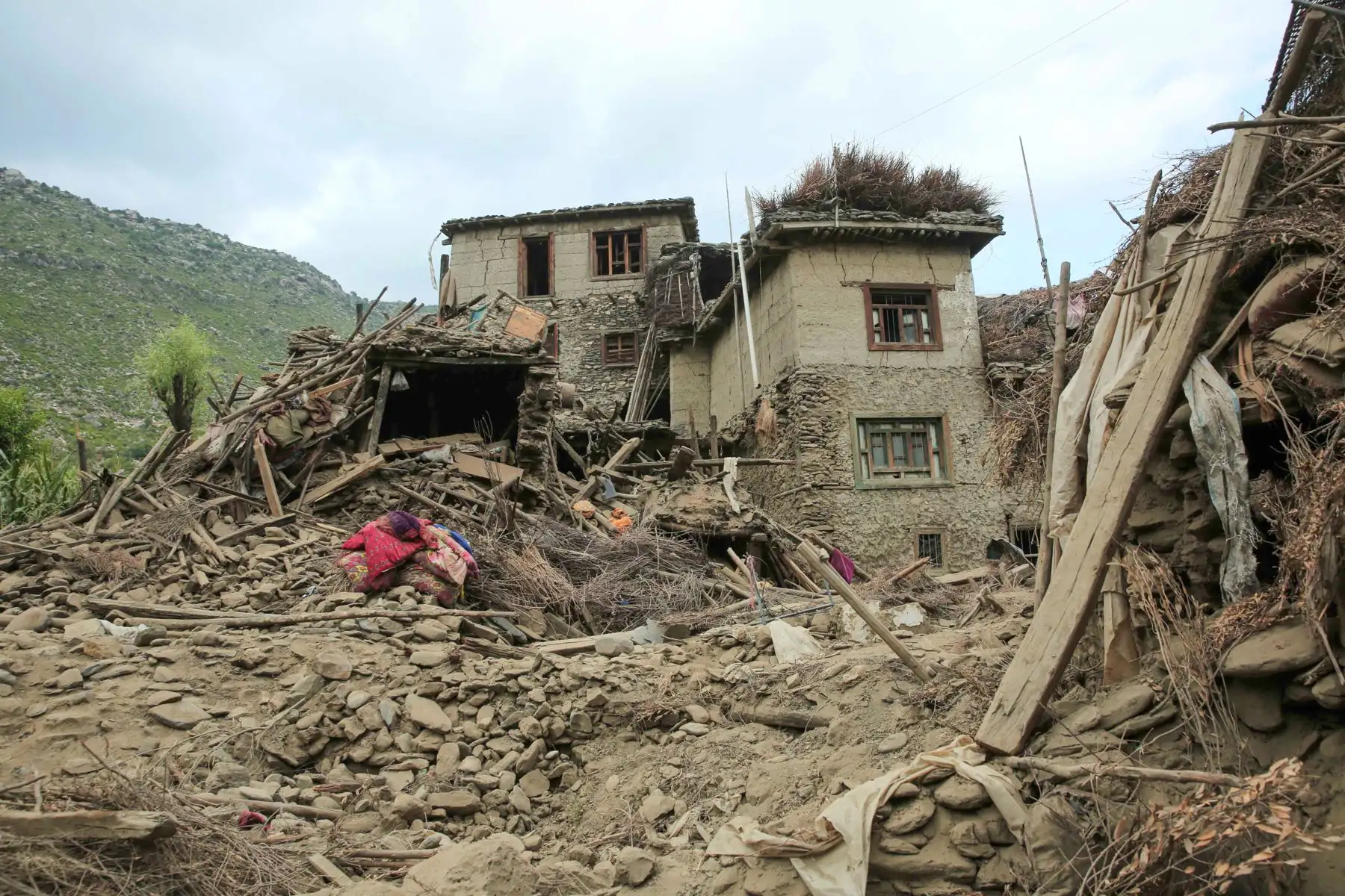 Vista de una casa afectada tras un terremoto este lunes, en Kunar (Afganistán). Al menos 800 personas murieron y unas 2.000 resultaron heridas tras un terremoto superficial de magnitud 6,0. ​​Foto: ANDINA/EFE
