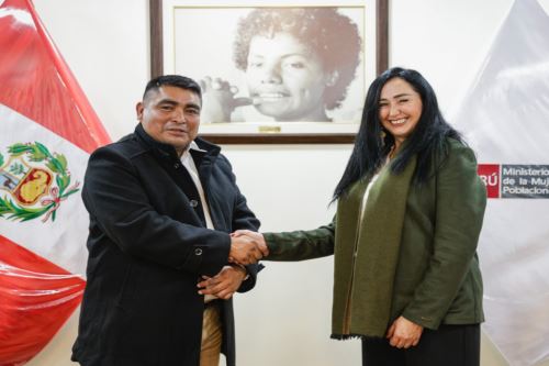 Alcalde de Río Santiago, Urias Sharup, y viceministra de la Mujer, Ana Sofía Rodríguez. ANDINA/Difusión