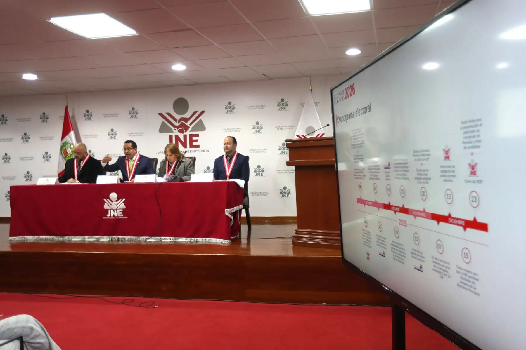 Conferencia de prensa del presidente y los miembros del Pleno del Jurado Nacional de Elecciones (JNE) sobre las Elecciones Generales 2026. De izquierda a derecha: Willy Ramírez Chávarry (miembro titular del Pleno), Roberto Rolando Burneo Bermejo (presidente del JNE), Martha Elizabeth Maisch Molina (miembro titular del Pleno) y Aron Oyarce Yuzzelli (miembro titular del Pleno). Foto: ANDINA/Lino Chipana Obregón.