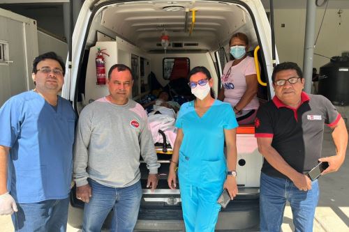 Equipo que trasladó a paciente desde Piura a Lima. Foto: ANDINA/Difusión