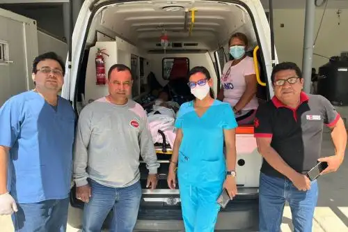 Equipo que trasladó a paciente desde Piura a Lima. Foto: ANDINA/Difusión