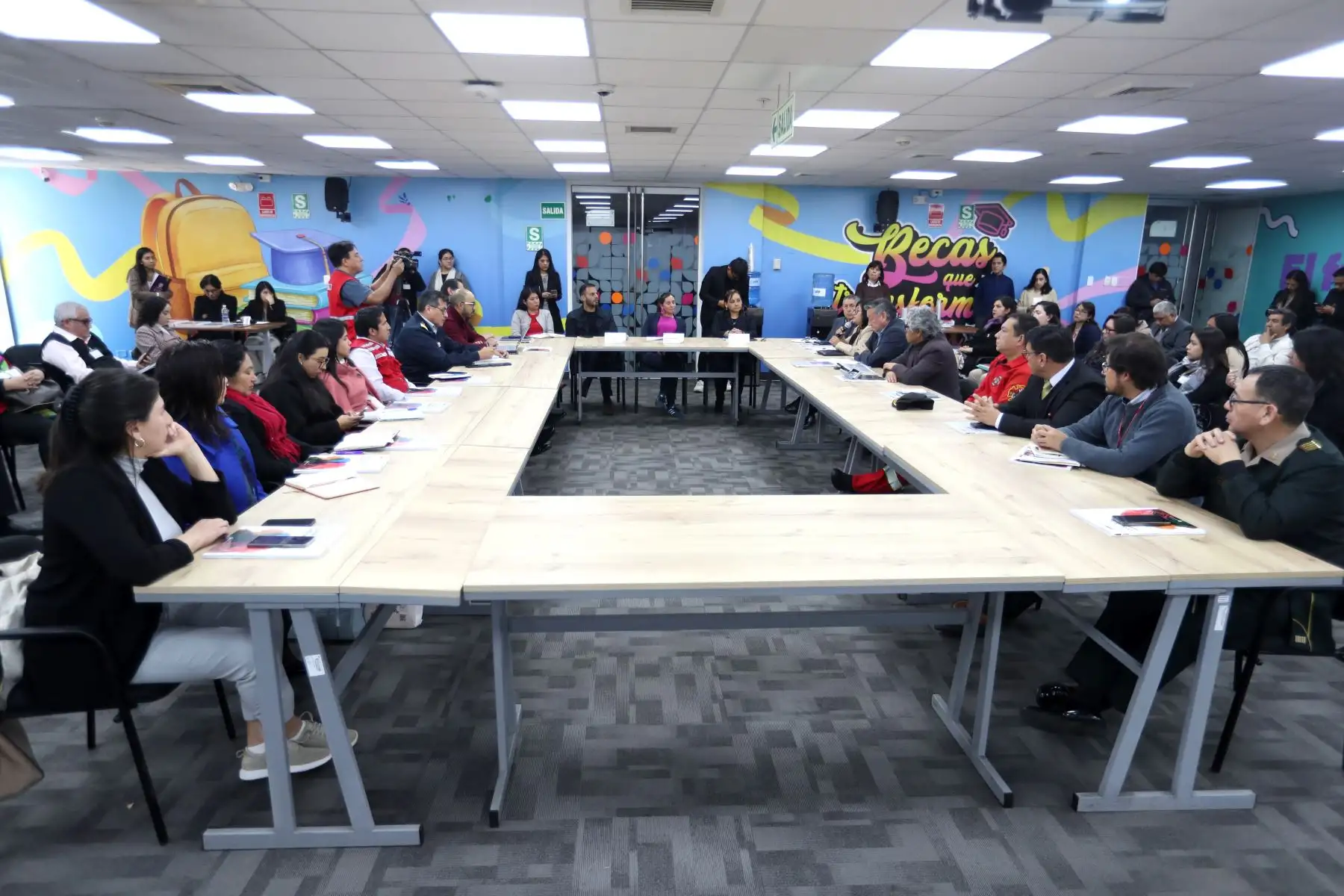 Reunión de trabajo de PRONABEC y 22 entidades públicas para logra mayor tasa de postulación a Beca 18. El espacio de diálogo es liderada por su directora ejecutiva del PRONABEC , Alexandra Ames.
Foto: ANDINA : Lino Chipana Obregón