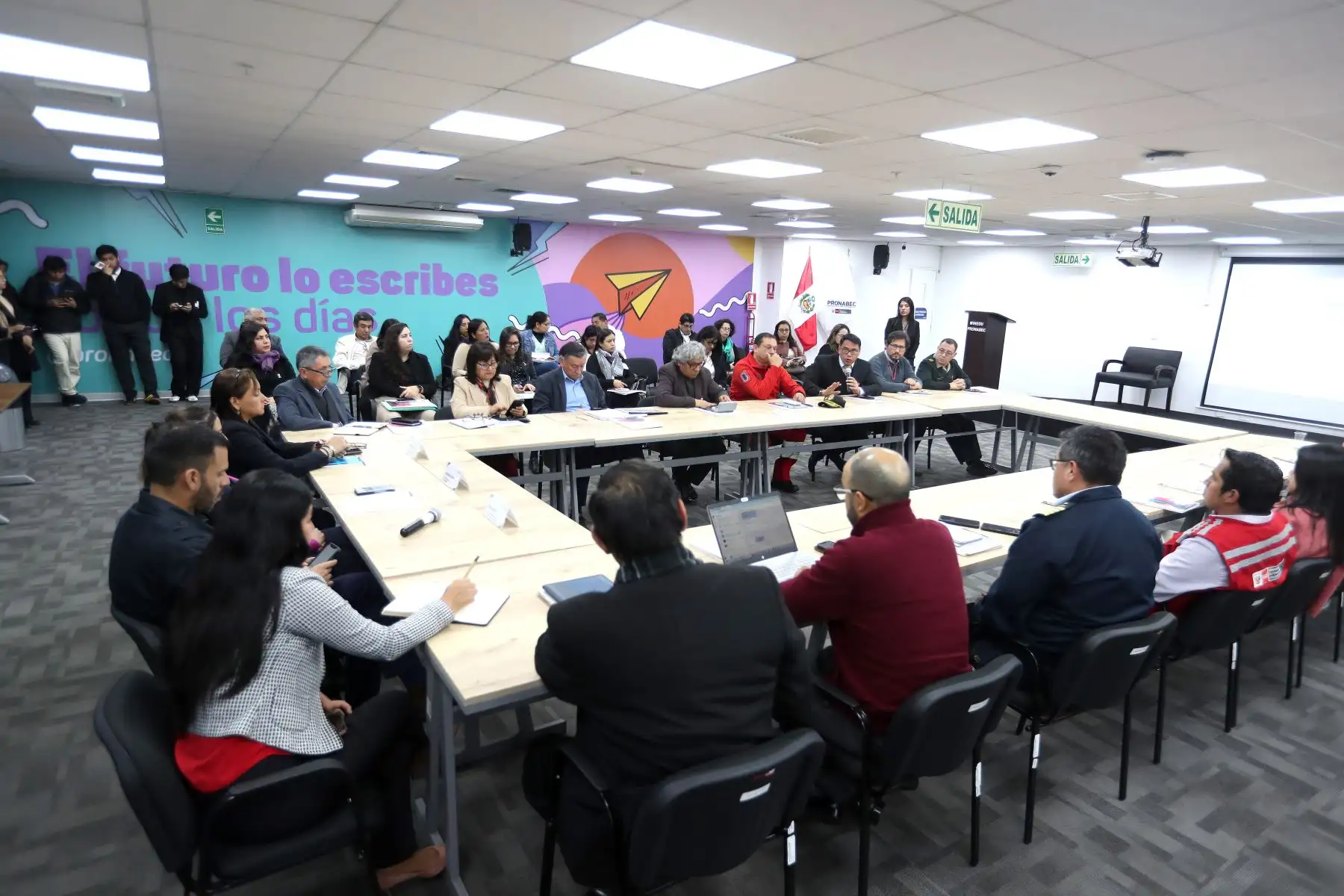 Reunión de trabajo de PRONABEC y 22 entidades públicas para logra mayor tasa de postulación a Beca 18. El espacio de diálogo es liderada por su directora ejecutiva del PRONABEC , Alexandra Ames.
Foto: ANDINA : Lino Chipana Obregón