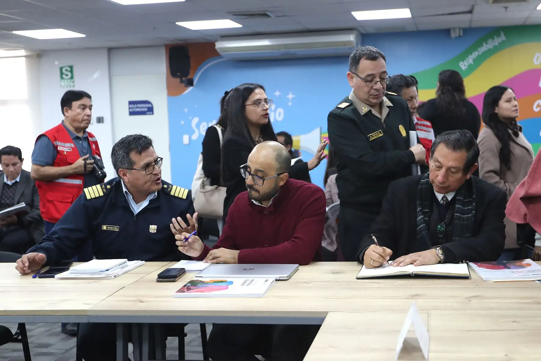 Reunión de trabajo de PRONABEC y 22 entidades públicas para logra mayor tasa de postulación a Beca 18. El espacio de diálogo es liderada por su directora ejecutiva del PRONABEC , Alexandra Ames.
Foto: ANDINA / Lino Chipana Obregón