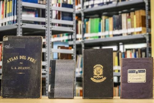 Personal de la biblioteca de la San Pablo trabajará en la digitalización de los textos, para que el público pueda tener acceso al contenido de los mismos.