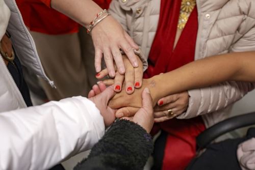 La mujer llegó junto a una enfermera en un vuelo desde Bogotá y, de inmediato, se reencontró con sus familiares que llegaron desde Piura a recibirla.