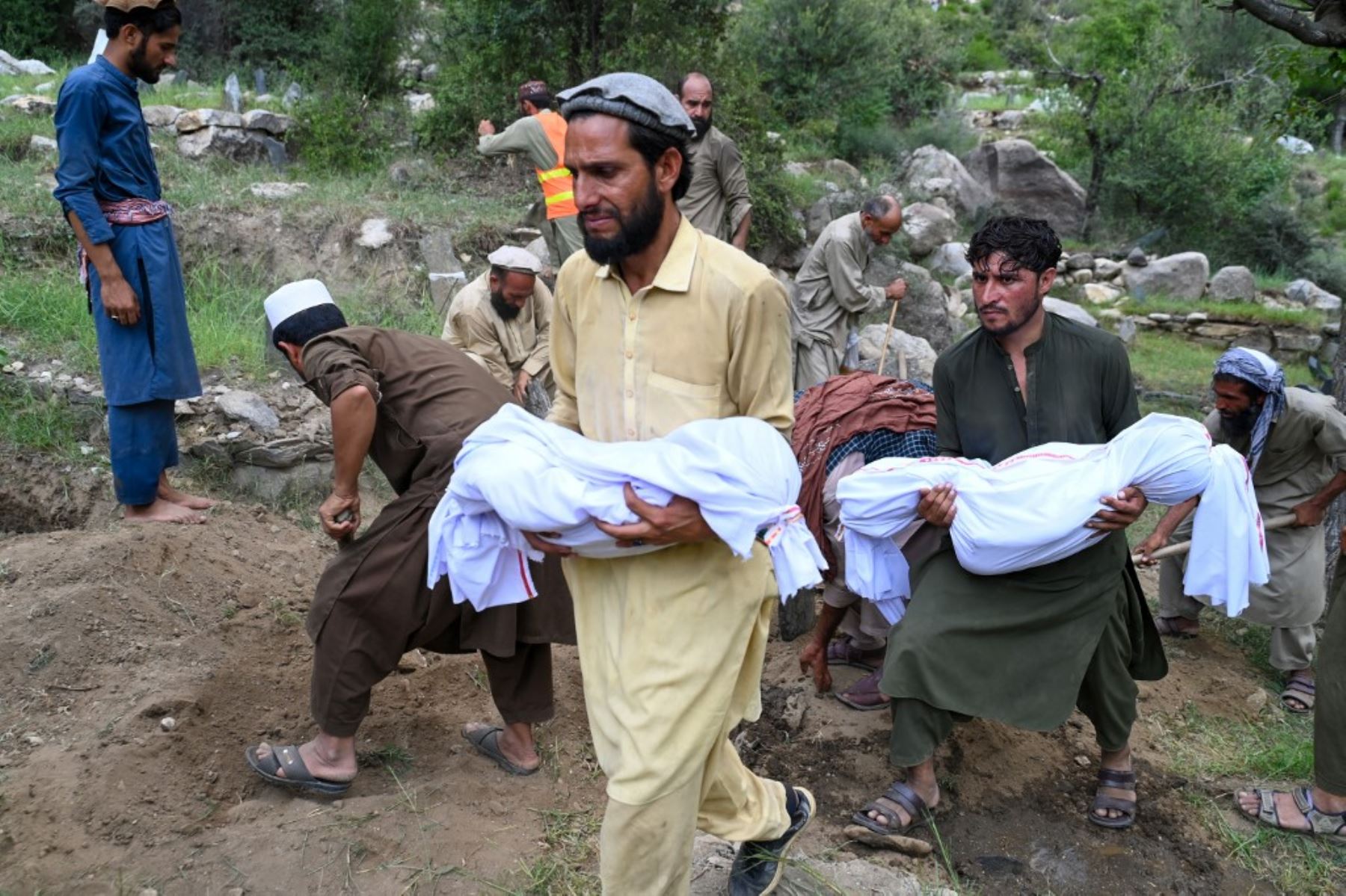 Afganos cargan a los difuntos para el funeral tras los terremotos en la aldea de Mazar Dara, distrito de Nurgal, provincia de Kunar, en el este de Afganistán. Foto: AFP