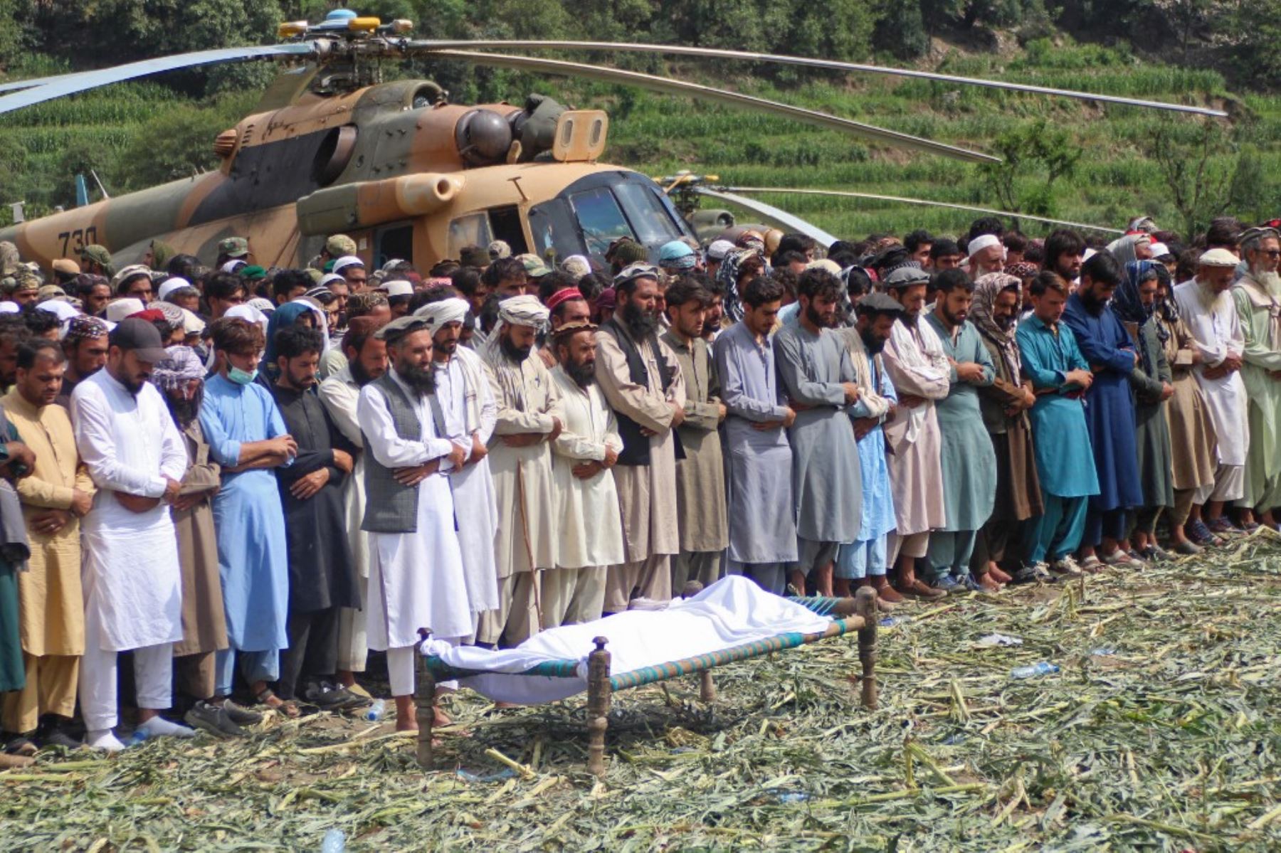 Afganos rezan durante un funeral por las víctimas de los terremotos en la aldea de Mazar Dara, en el distrito de Nurgal, provincia de Kunar, en el este de Afganistán. Foto: AFP