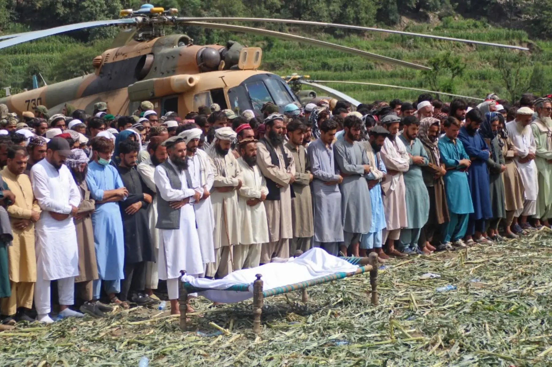 Afganos rezan durante un funeral por las víctimas de los terremotos en la aldea de Mazar Dara, en el distrito de Nurgal, provincia de Kunar, en el este de Afganistán. Foto: AFP