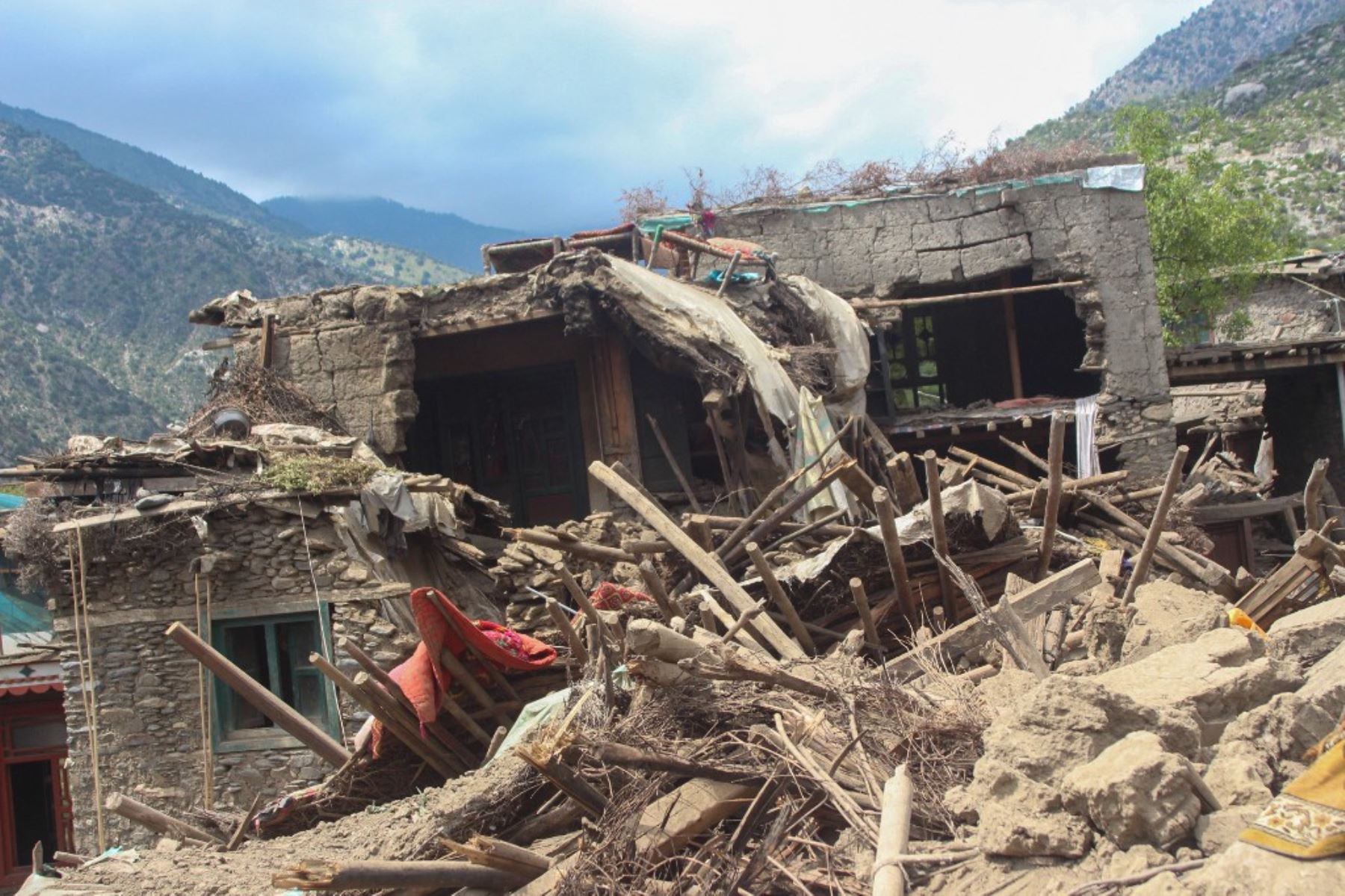 Casas dañadas tras los terremotos en la aldea de Mazar Dara, en el distrito de Nurgal, provincia de Kunar, en el este de Afganistán. Foto: AFP