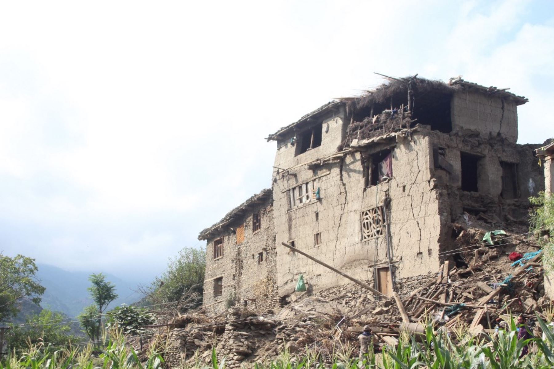 Casas dañadas tras los terremotos en la aldea de Mazar Dara, en el distrito de Nurgal, provincia de Kunar, en el este de Afganistán. Foto: AFP