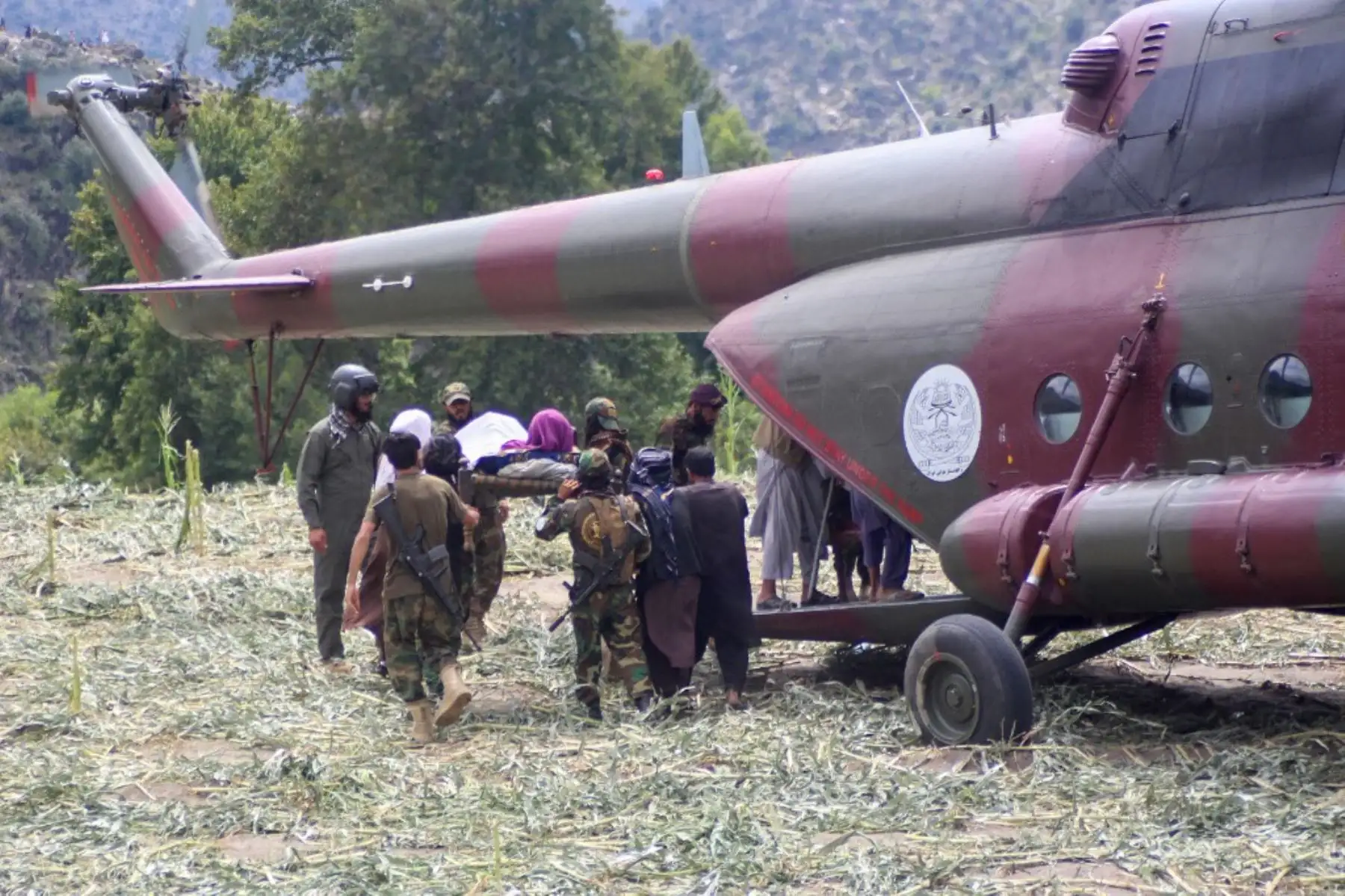 Talibanes transportan a un afgano herido hacia un helicóptero militar tras los terremotos en la aldea de Mazar Dara, en el distrito de Nurgal, provincia de Kunar, en el este de Afganistán. Foto: AFP
