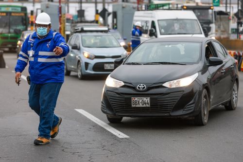 SUTRAN ejecuta operativo contra colectivos informales en el peaje de El Agustino