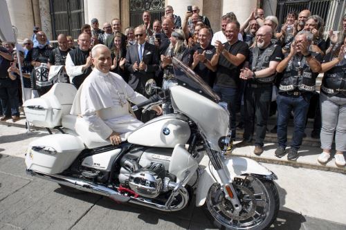 El Papa León XIV posa en una motocicleta BMW R18 papal presentada por el grupo alemán ‘Jesus Bikers’ en la Plaza de San Pedro