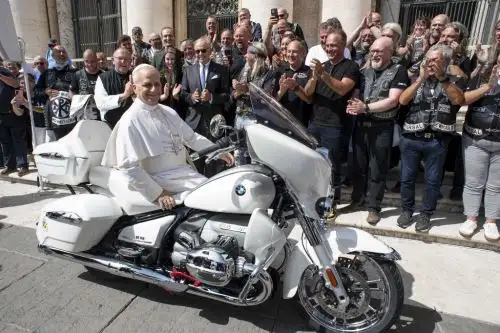 El Papa León XIV posa en una motocicleta BMW R18 papal presentada por el grupo alemán ‘Jesus Bikers’ en la Plaza de San Pedro
