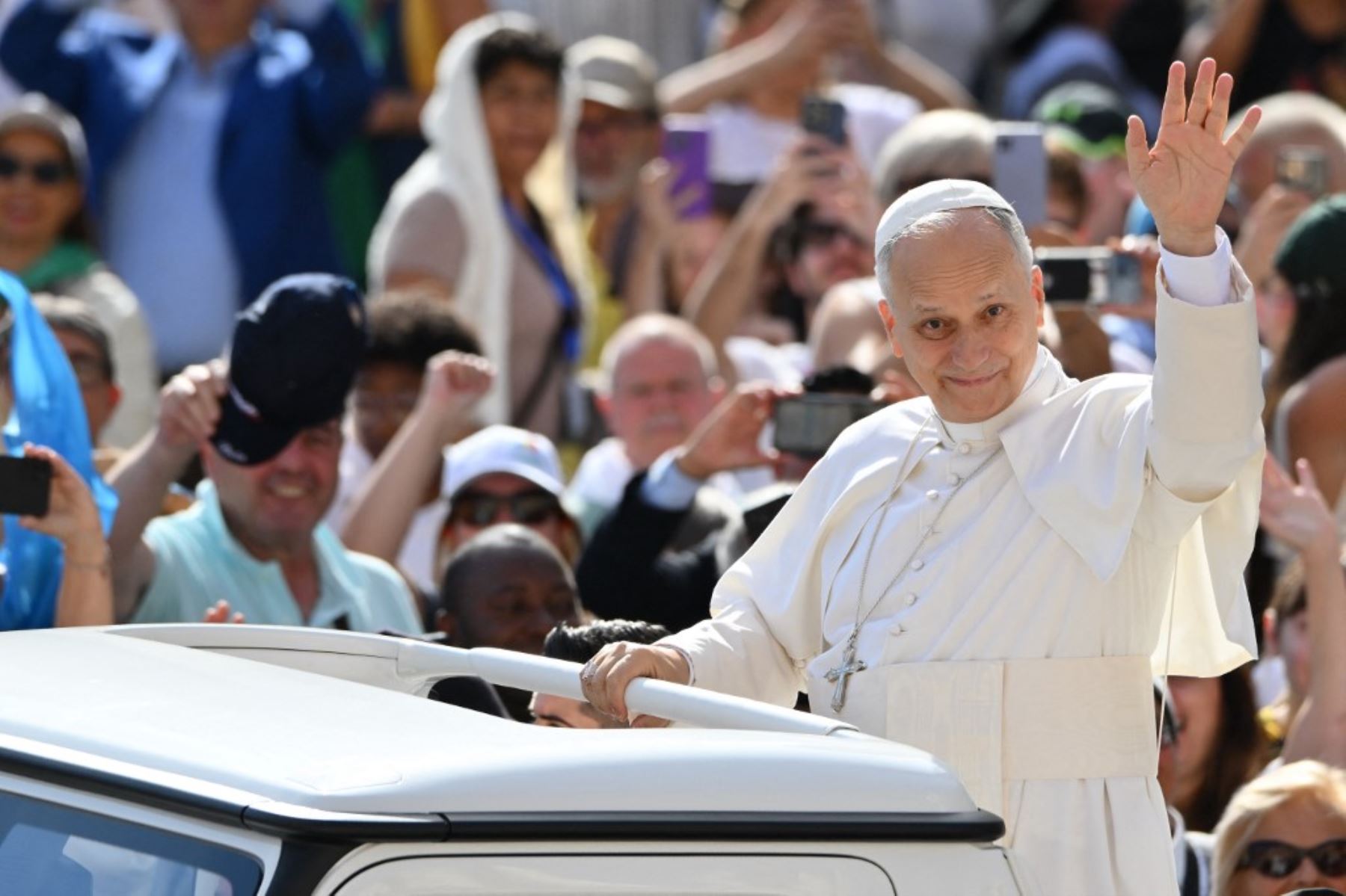 El papa León XIV saluda al llegar a la audiencia general semanal en la plaza de San Pedro del Vaticano. Foto: AFP