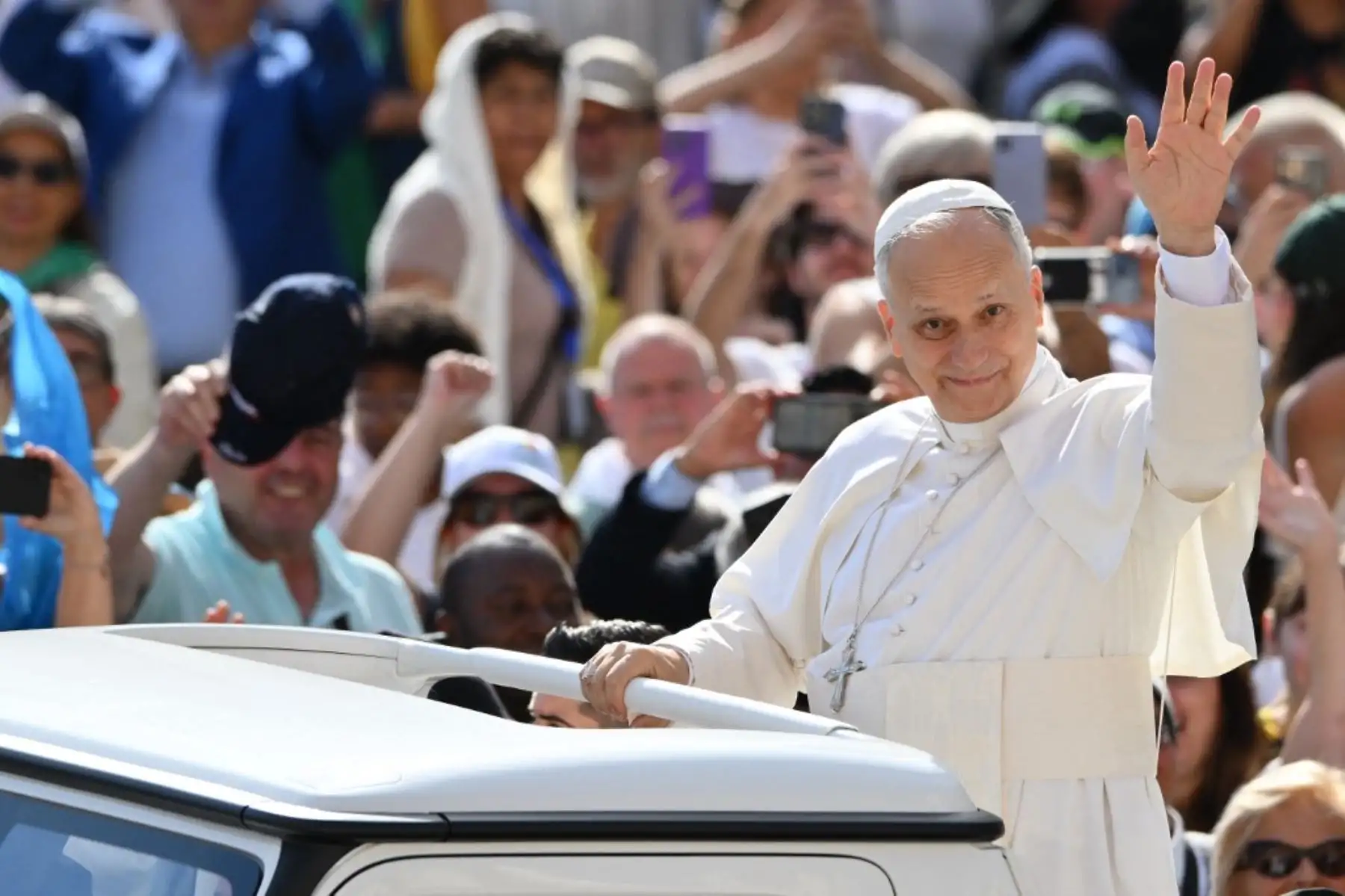 El papa León XIV saluda al llegar a la audiencia general semanal en la plaza de San Pedro del Vaticano. Foto: AFP