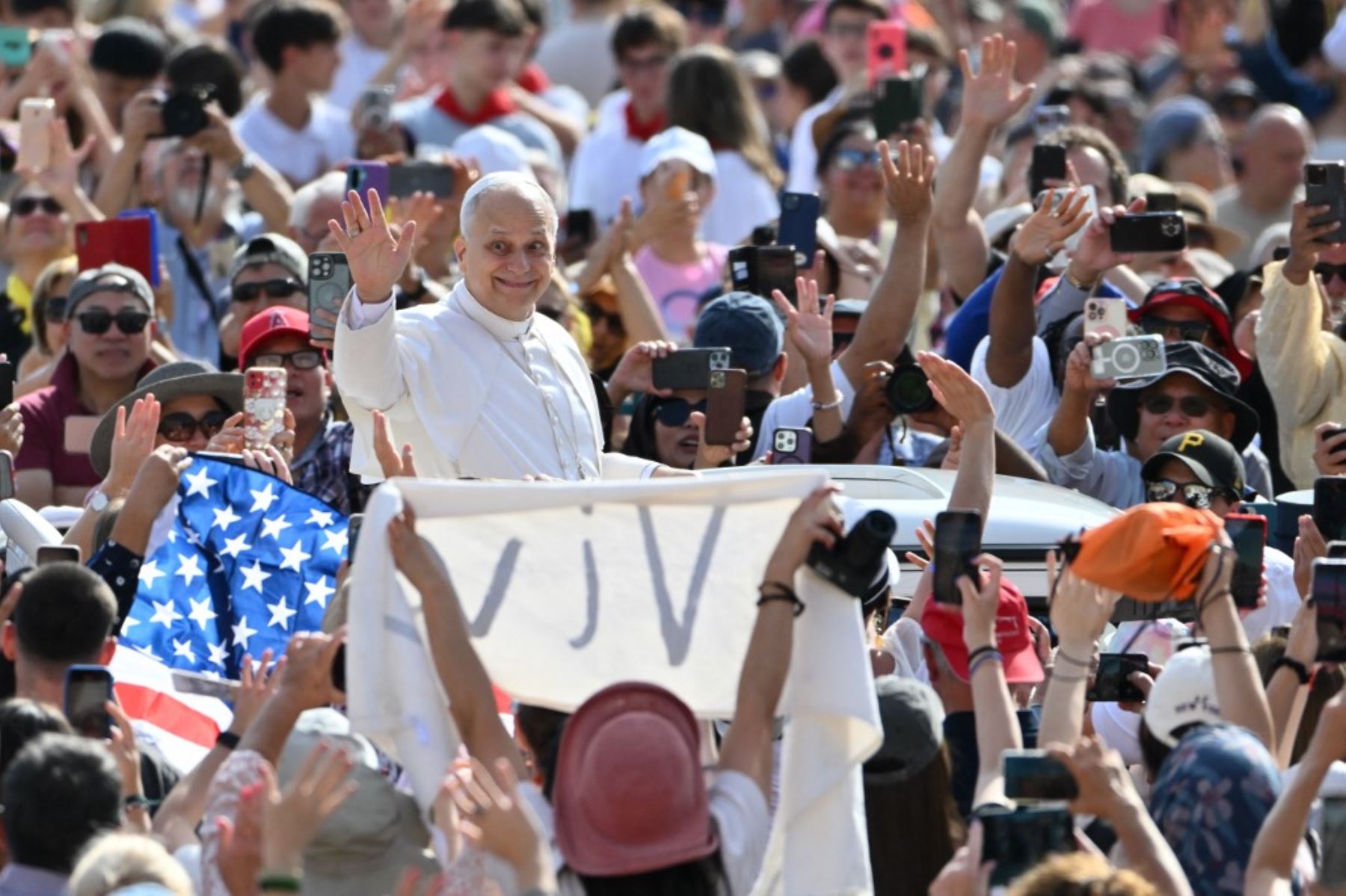 El papa León XIV saluda al llegar a la audiencia general semanal en la plaza de San Pedro del Vaticano. Foto: AFP
